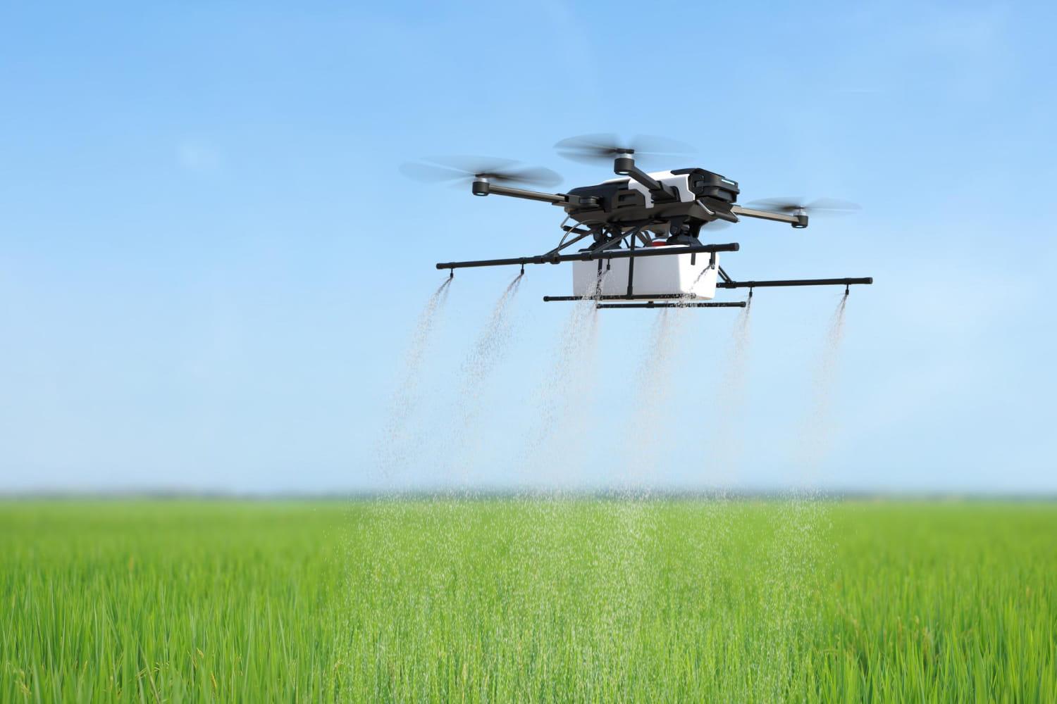 /kvplus/articles/drone-spraying-fertilizer-vegetable-green-plants-agriculture-technology-farm-automation.jpg