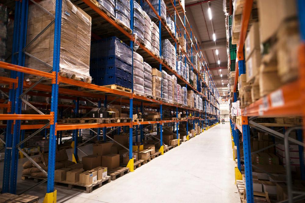 kvplus/articles/36da7ad5e97468d5c35715b1c654572a_interior-large-distribution-warehouse-with-shelves-stacked-with-palettes-goods-ready-market-2.jpg