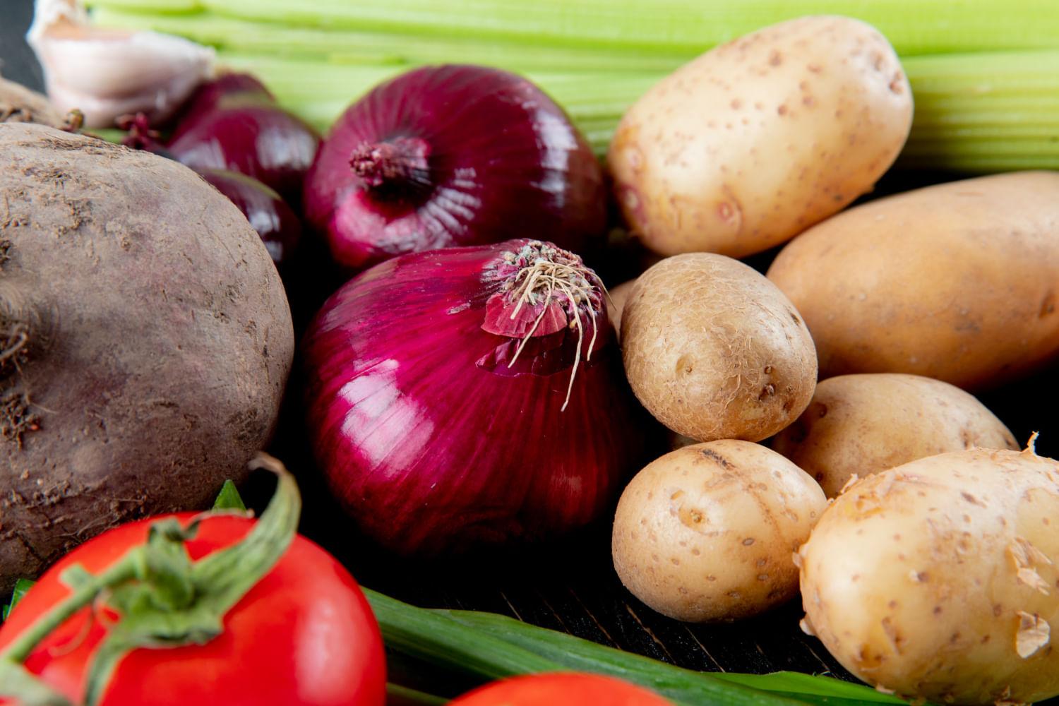 kvplus/articles/da8c1811b470ca357456117ec6195f97_close-up-view-vegetables-as-beetroot-onion-potato-tomato-others.jpg